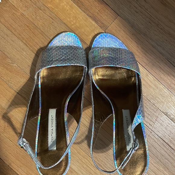 Metallic sling backs by Cynthia Vincent. - Picture 6 of 8